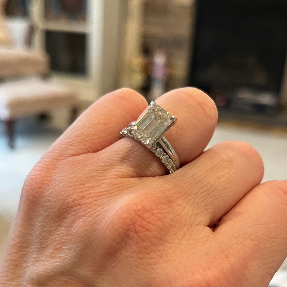 Absolute show stopper - 3.57 ct emerald cut solitaire / platinum bridal set